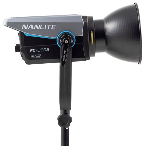Ein graues und schwarzes Nanlite FC-300B Bi-Color LED-Licht mit Reflektor auf einem Stativ.