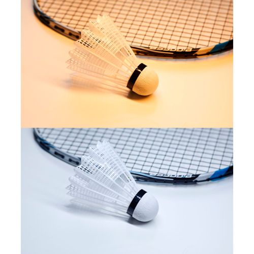 Een witte shuttlecock rust op een badmintonracket.