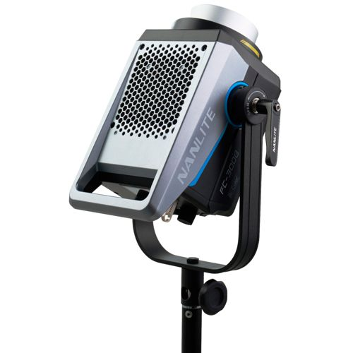 Ein graues und blaues Nanlite FC-300B Studiolicht auf einem Stativ mit weißem Hintergrund.