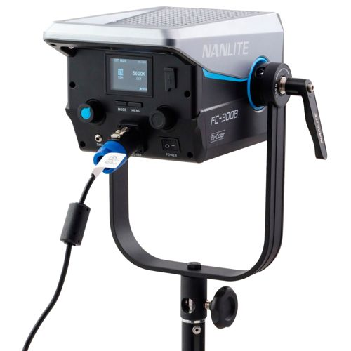 Ein Nanlite FC-300B Bi-Color LED-Videolicht auf einem Ständer mit angeschlossenem Kabel.