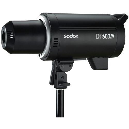 Flash da studio Godox DP600III nero su stativo. Vista ravvicinata.