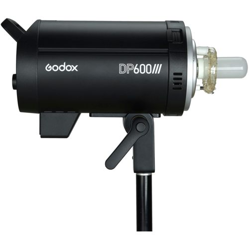 Un flash da studio Godox DP600III nero con supporto per stativo su sfondo bianco.