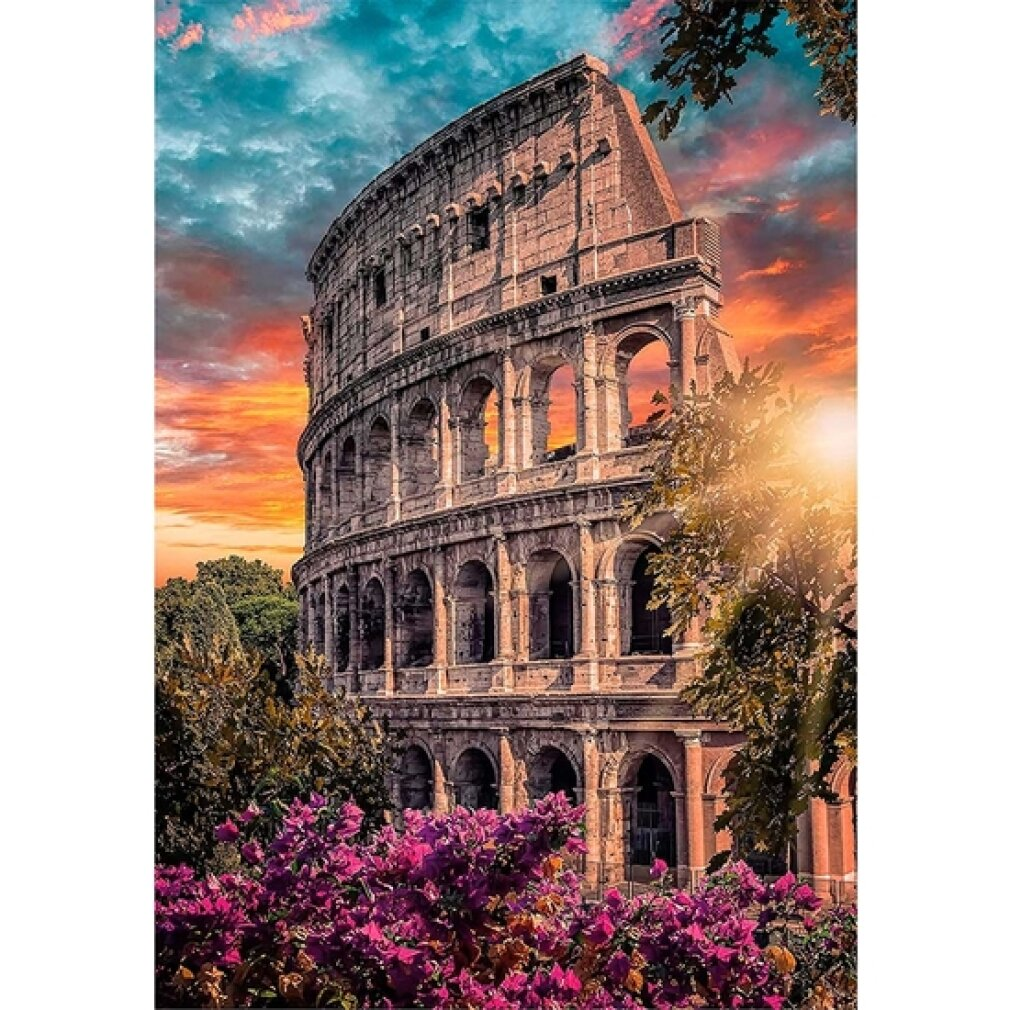 El Coliseo de Roma al atardecer, con flores púrpuras delante.
