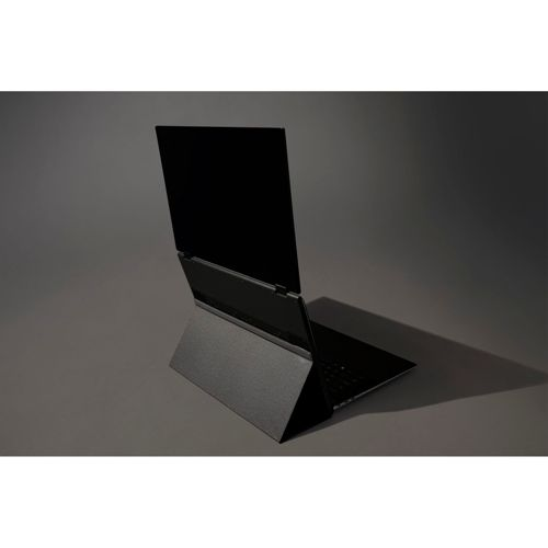 Un laptop nero con lo schermo aperto su sfondo grigio.