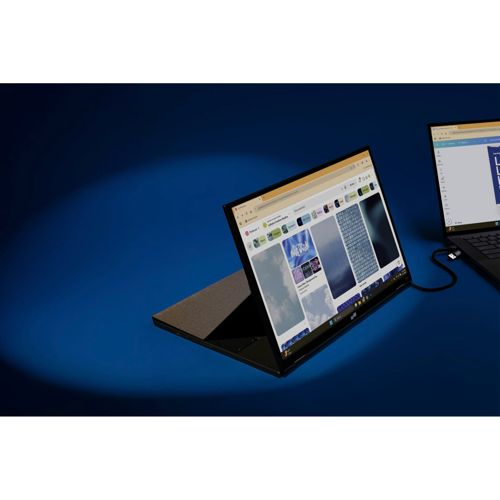 Due laptop su sfondo blu. Uno è aperto e mostra una pagina web con immagini.