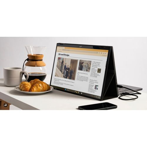 Ein Laptop mit einer Webseite, daneben Kaffee, Croissants und ein Handy.