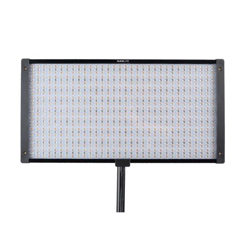 Ein rechteckiges LED-Panel mit einem schwarzen Rahmen, das auf einem Stativ montiert ist.
