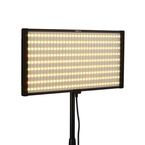Ein rechteckiges LED-Panel mit vielen kleinen Lichtern auf einem schwarzen Stativ.