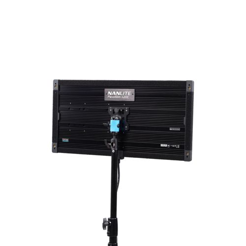 Ein schwarzes Nanlite PavoSlim 120C LED-Panel auf einem Stativ. Rückansicht.