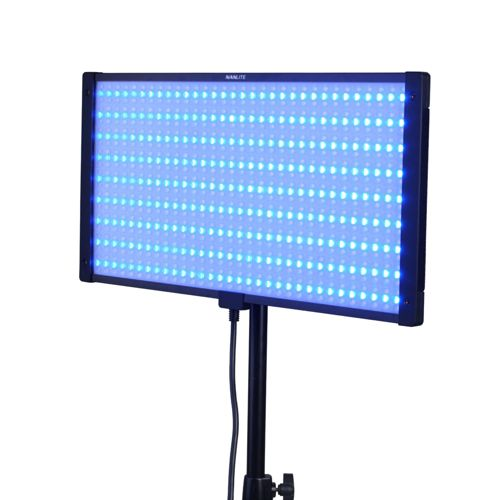 Ein rechteckiges blaues LED-Panel auf einem Stativ, beleuchtet mit vielen kleinen blauen Lichtern.