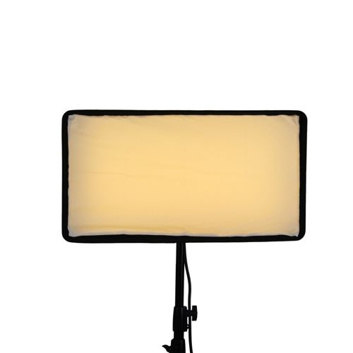 Ein rechteckiger Lichtdiffusor mit schwarzem Rand leuchtet gelb.