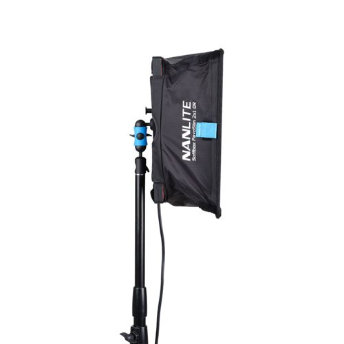 Ein schwarzer Nanlite Softbox-Lichtformer an einem Stativ mit blauem Griff.