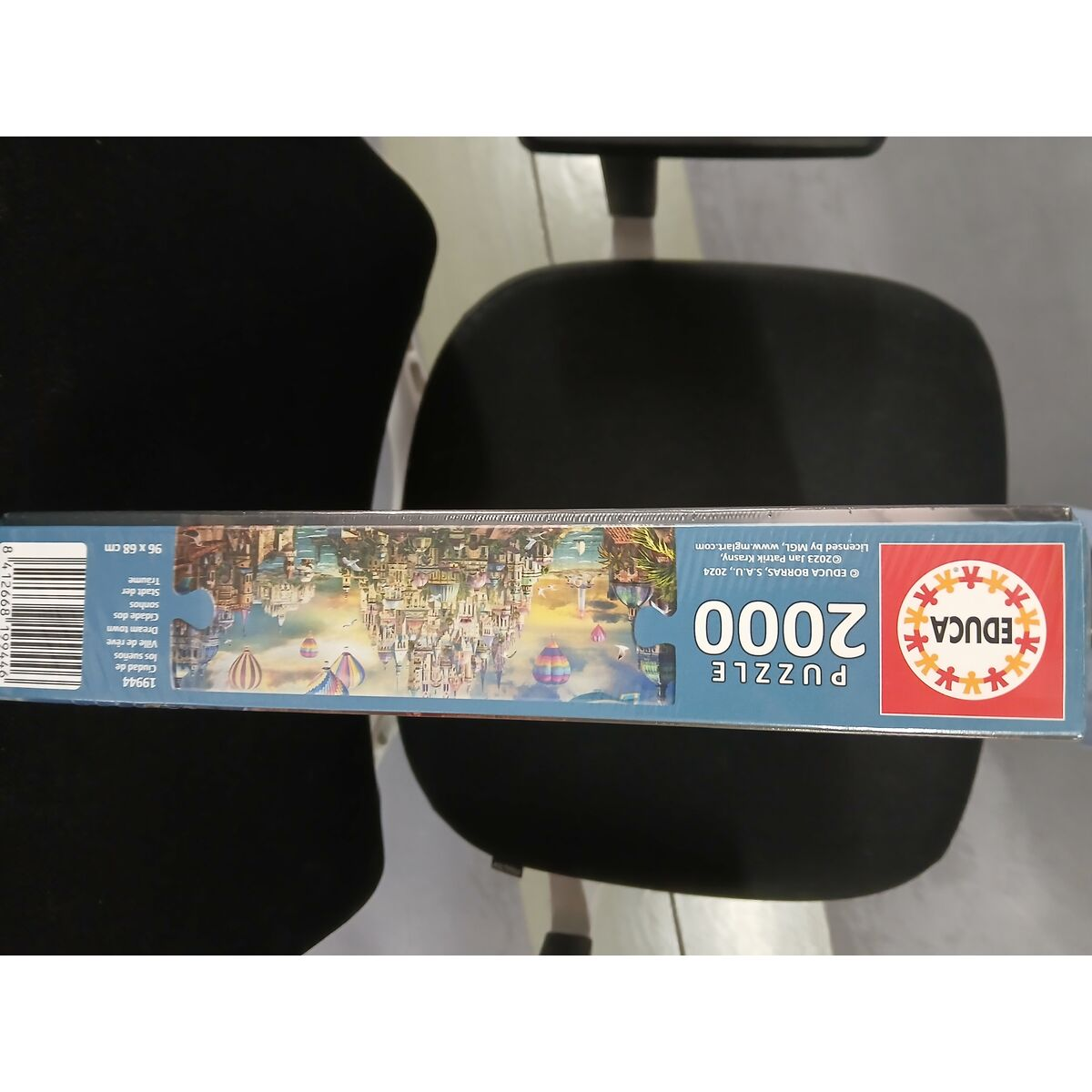 Puzzle-Verpackung mit einer Stadtansicht und Heißluftballons.