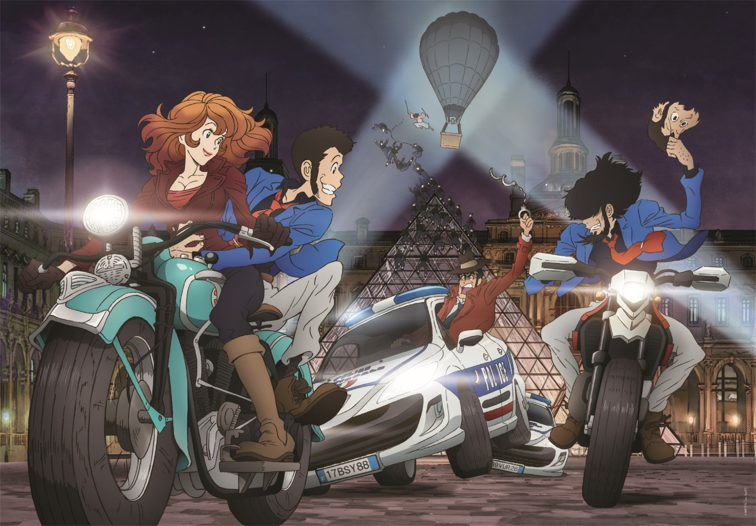 Escena de anime con motocicletas, policía y Torre Eiffel de noche.
