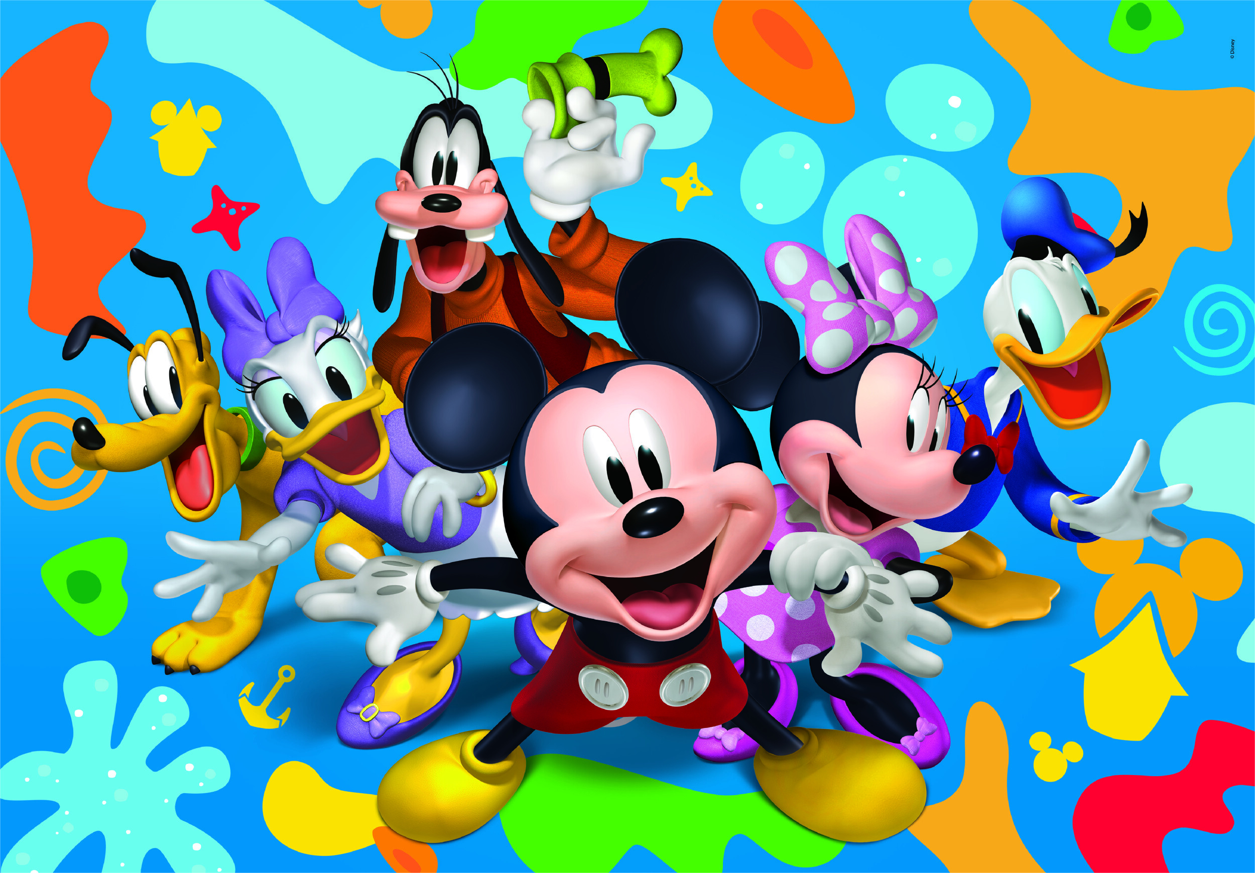 Mickey, Minnie, Donald, Daisy, Goofy y Pluto sobre fondo azul con formas coloridas.