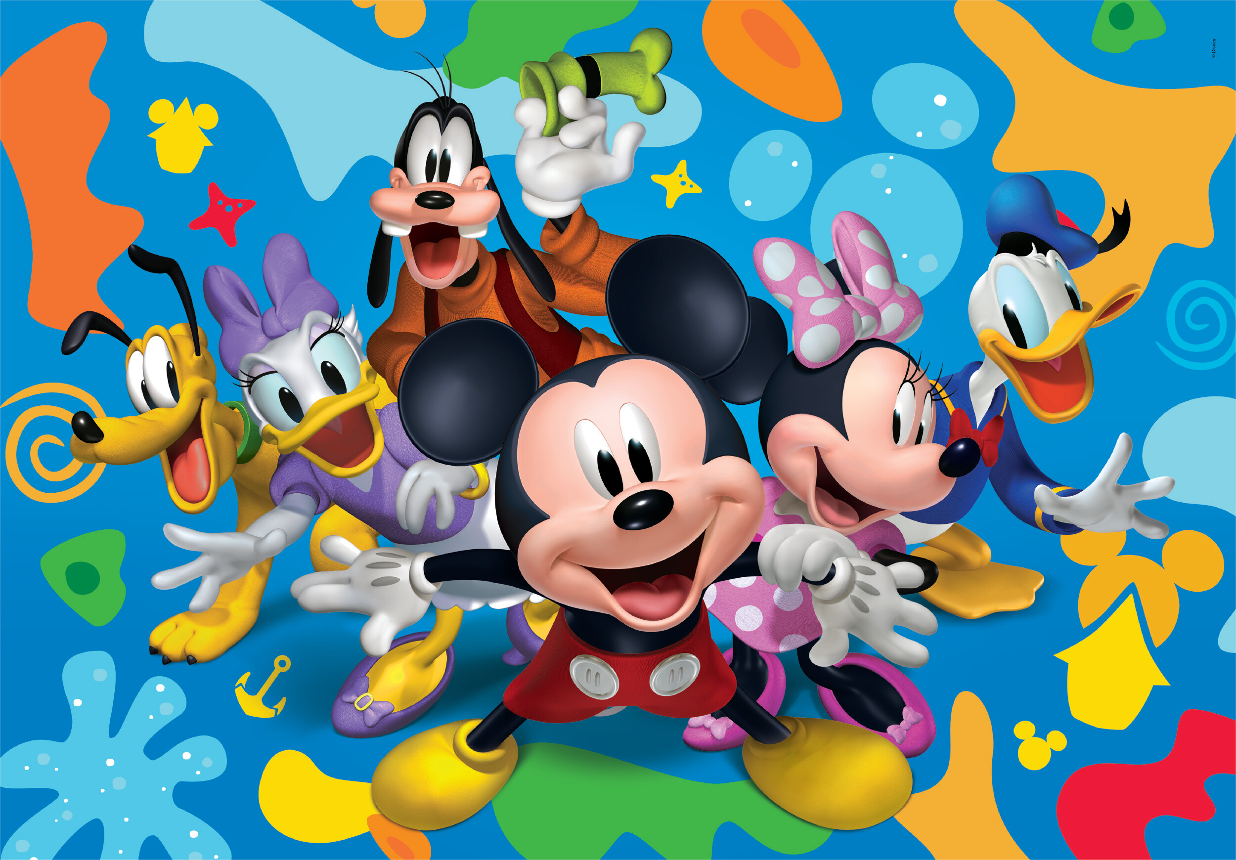 Mickey, Minnie, Donald, Daisy, Pluto y Goofy sobre fondo azul con formas coloridas.