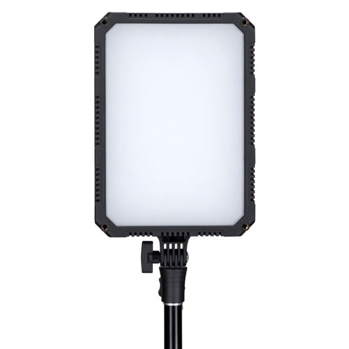 Ein rechteckiges LED-Lichtpaneel mit schwarzem Rahmen, montiert auf einem Stativ.