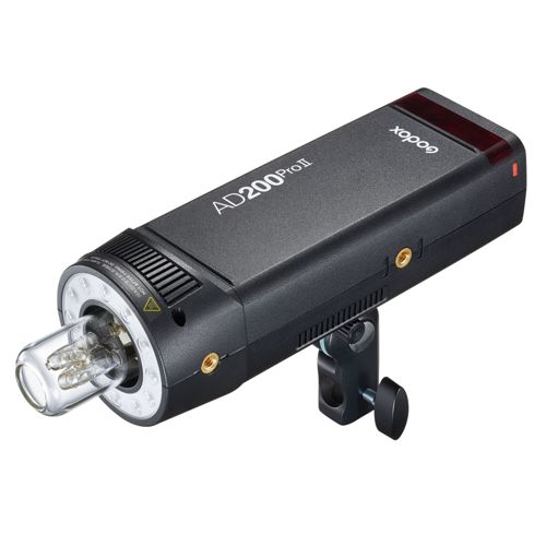 Zwarte Godox AD200 Pro II flitser met glazen lamp en LED-ringlicht.