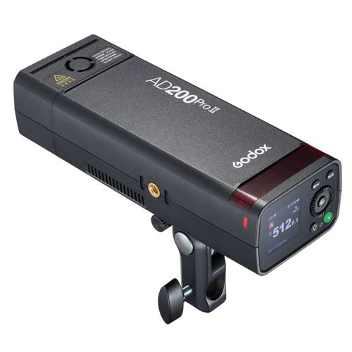 Zwarte Godox AD200Pro II flitser met scherm en bedieningselementen op witte achtergrond.
