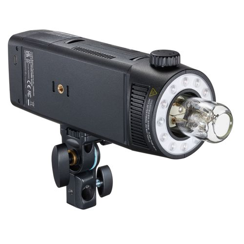 Een zwarte studioflitser met een ring van LED's rond de lamp, gemonteerd op een standaard.