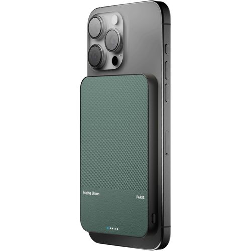 Un iPhone avec une batterie externe magnétique verte fixée à l'arrière.