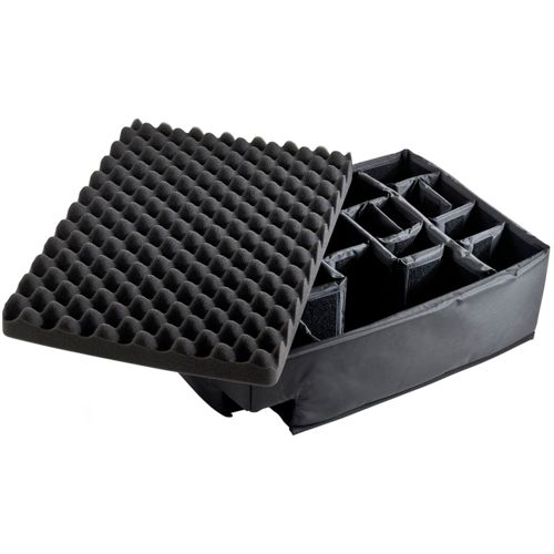 Eine schwarze Organizer-Tasche mit Schaumstoffdeckel und Trennwänden.