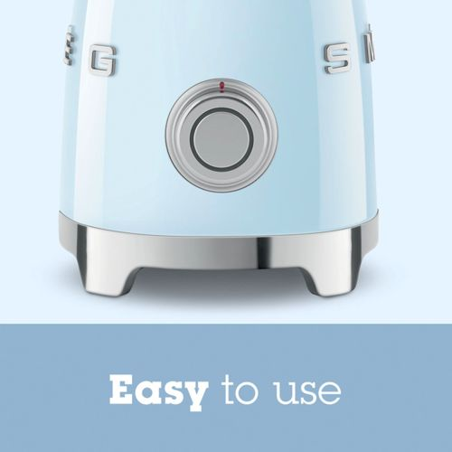Hellblauer Mixer mit Chromdetails und Bedienknopf. Unten steht 'Easy to use'.