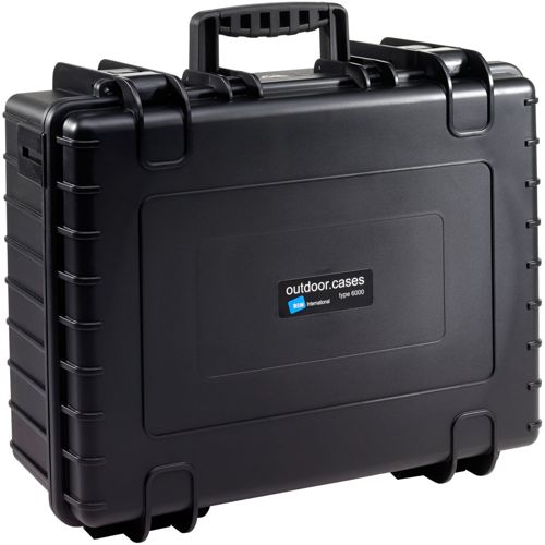 Schwarzer Outdoor-Koffer mit Griff und Riegeln. Aufschrift: outdoor.cases, B&W International, Typ 6000.
