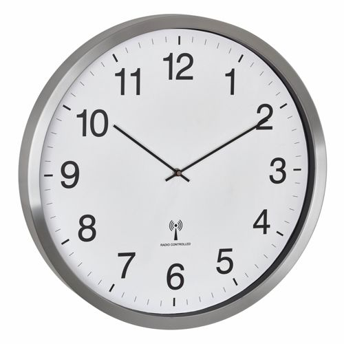 Eine Wanduhr mit silbernem Rahmen und weißem Zifferblatt.
