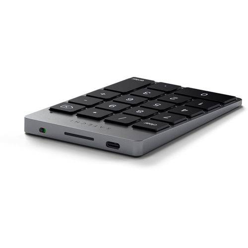 Teclado numérico gris con teclas negras y puerto USB-C.