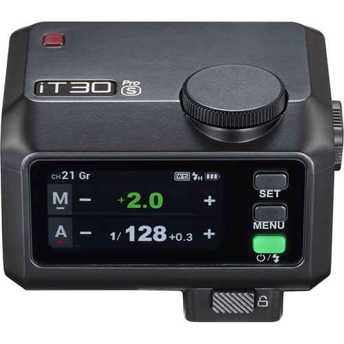 Ein schwarzer Blitz-Controller mit Display zeigt Kanal 21 und Leistungseinstellungen.