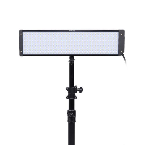 Ein rechteckiges LED-Lichtpaneel mit vielen kleinen Lichtern, montiert auf einem schwarzen Stativ.