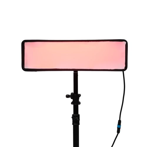 Ein rechteckiger Softbox-Aufsteckblitz mit einem rosa-orangen Licht auf einem Stativ.