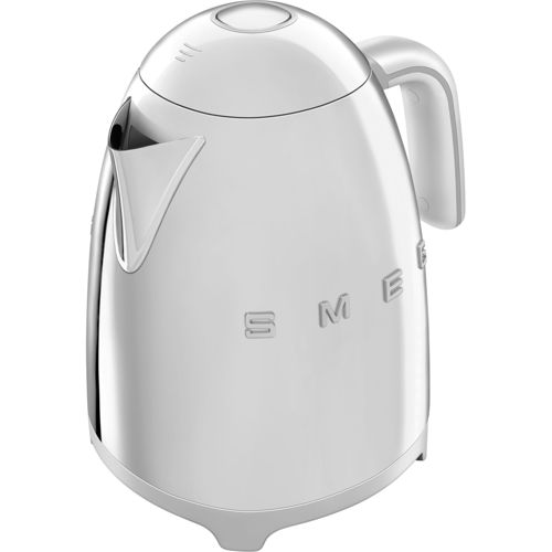 Une bouilloire électrique SMEG blanche et brillante avec une poignée argentée. Le logo est en relief.