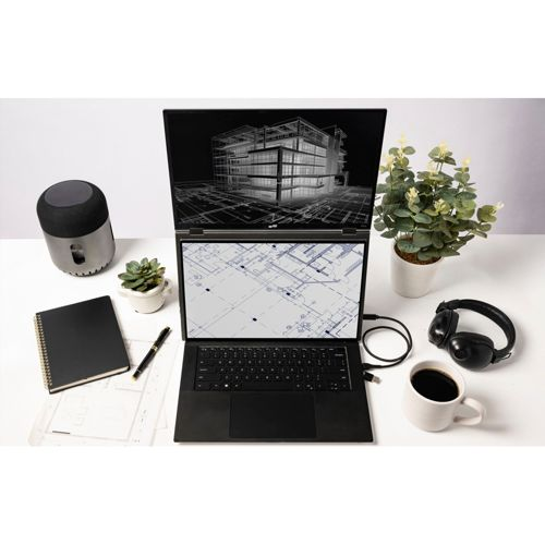 Un laptop mostra progetti architettonici. Nelle vicinanze ci sono altoparlante, pianta, taccuino, penna, cuffie e tazza di caffè.