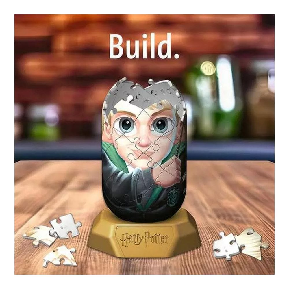 Un puzzle 3D di Harry Potter del viso di un ragazzo, parzialmente costruito su un supporto dorato.