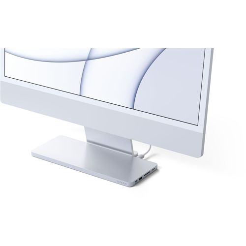Un iMac bianco con un dock argentato sottostante, collegato da cavi.