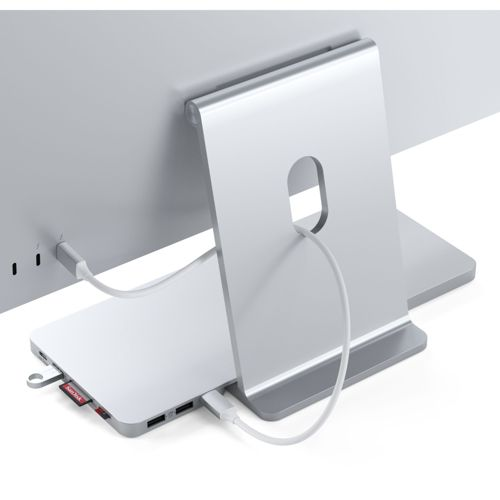 Un hub per computer argentato con scheda SD e porte USB, collegato a un monitor.