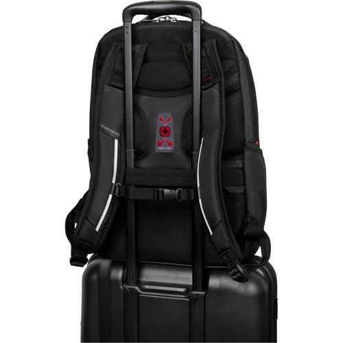 Rückseite eines schwarzen Rucksacks auf einem Koffer mit ausziehbarem Griff.