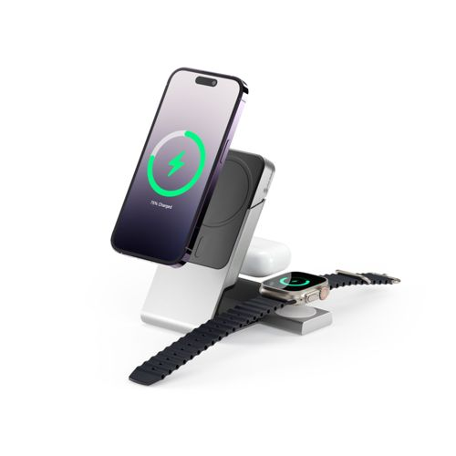 Un supporto di ricarica con iPhone, AirPods e Apple Watch.