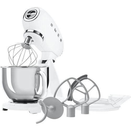 Eine weiße SMEG-Küchenmaschine mit Chromschüssel und mehreren Aufsätzen.