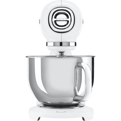 Ein weißer Standmixer mit poliertem Metallschüssel und silbernem Griff.