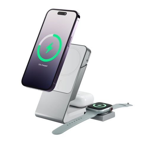 Un supporto di ricarica argentato con iPhone, AirPods e Apple Watch.