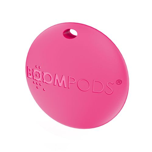 Un cartellino rotondo e rosa con il logo "BOOMPODS" e un foro per appenderlo.