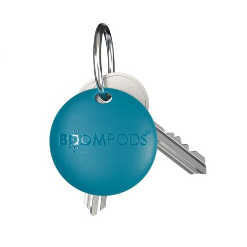 Un portachiavi rotondo blu con logo 'BOOMPODS' e due chiavi.