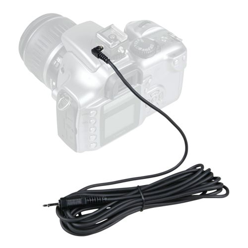 Ein schwarzes Kabel mit einem Winkelstecker ist an einer grauen Kamera befestigt.