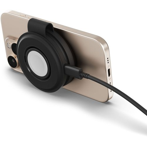 Ein schwarzer Ladeadapter ist an einem goldenen Smartphone befestigt.