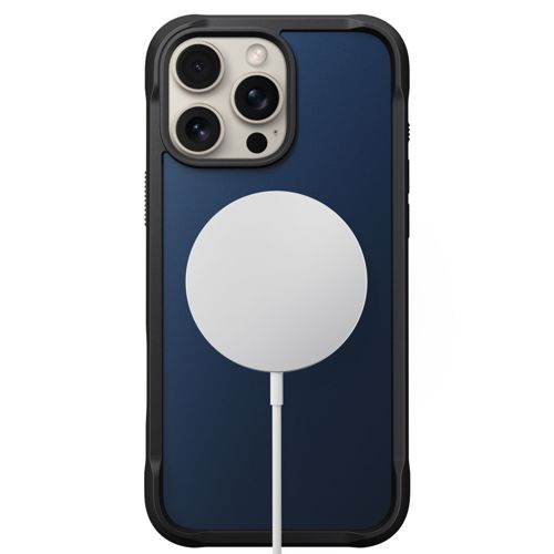 iPhone blu scuro in custodia nera con tre fotocamere e pad di ricarica bianco.