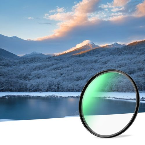Ein grüner Filter liegt im Vordergrund vor einer verschneiten Berglandschaft mit einem See.