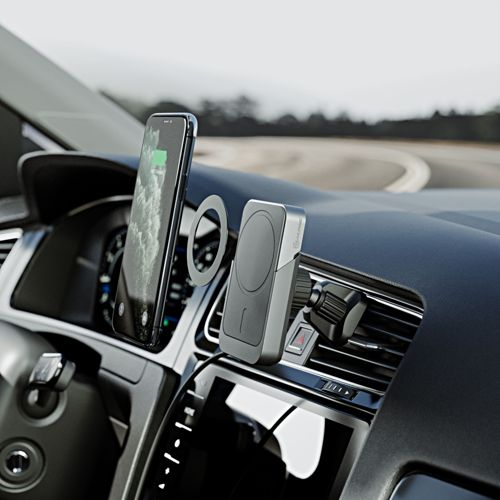 Ein Smartphone wird auf dem Armaturenbrett eines Autos mit einem magnetischen Ladehalter befestigt.
